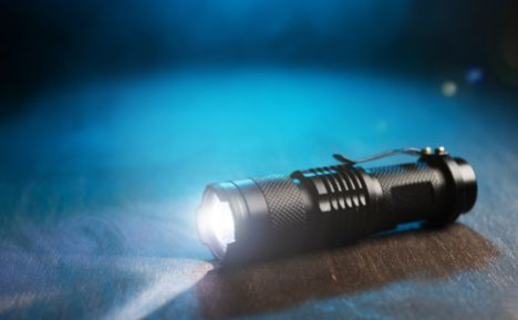 Les 5 critères essentiels pour choisir une lampe tactique