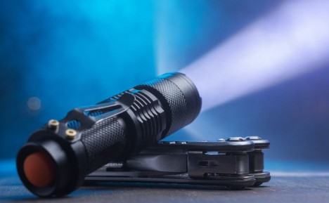 Welche sind die wesentlichen Kriterien für die Auswahl einer taktischen Lampe?